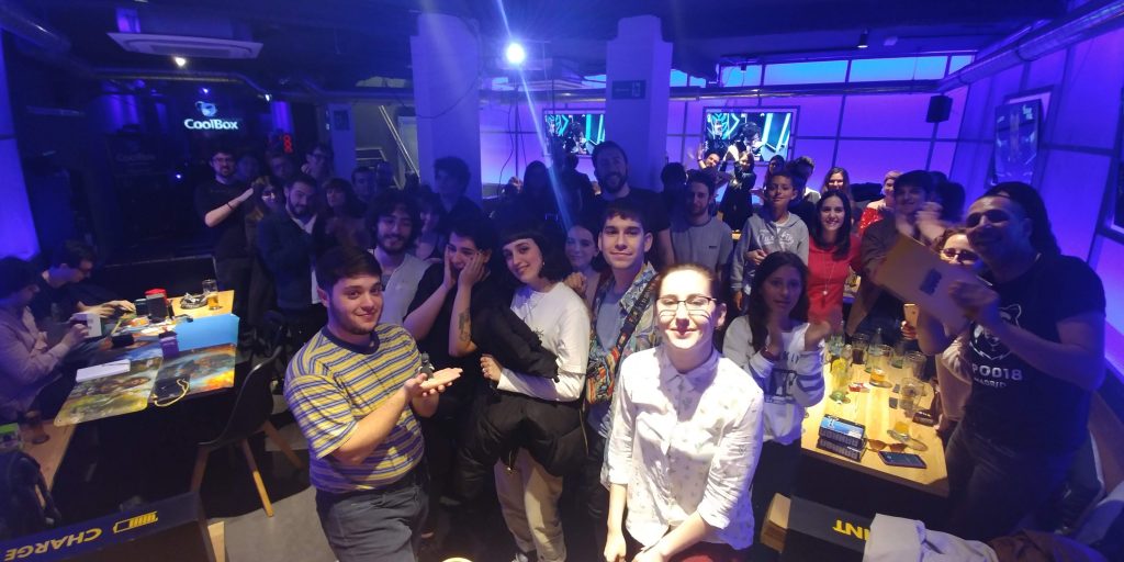 Los compañeros de Cultura Fan con todo el público que vino a su directo en Oh my game Madrid.
